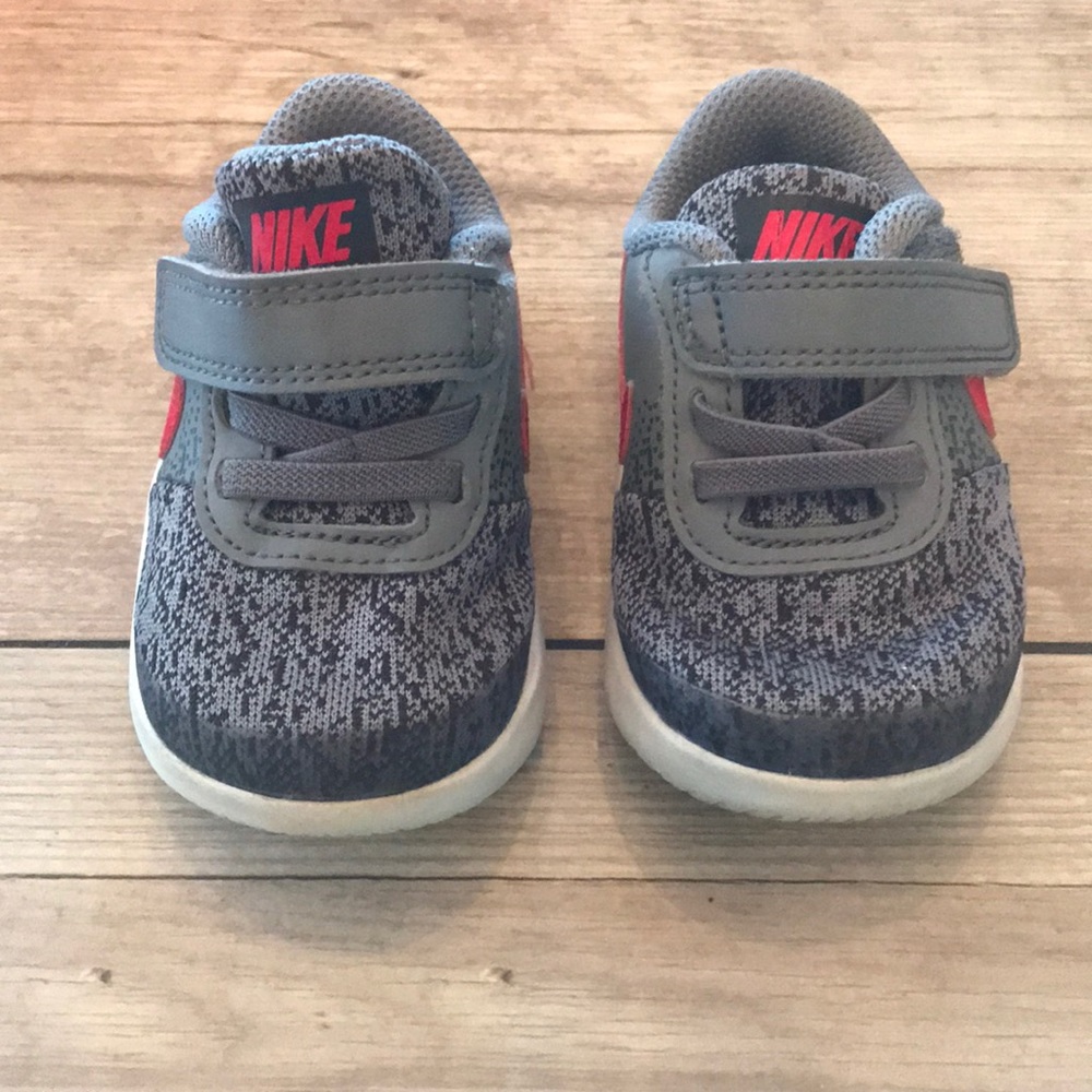 Nike baby tennis shoes